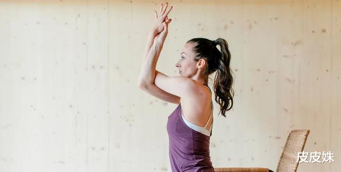 这个瑜伽动作很丝滑还瘦手臂,让你跟拜拜肉说再见,你还不知道吧?