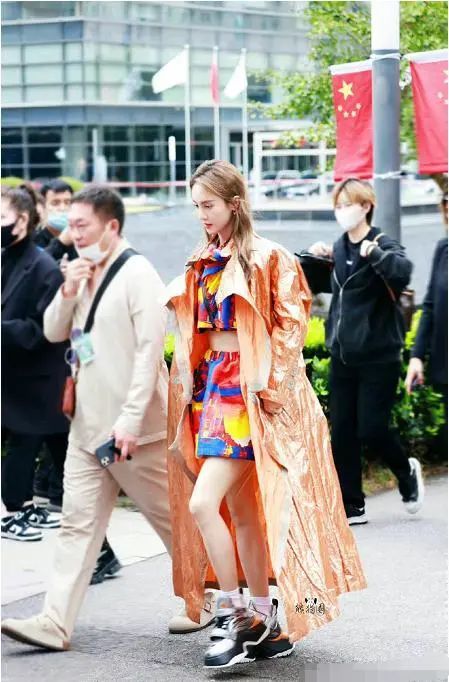 刘雯|周冬雨走秀走秀,金晨穿着暴露,刘雯顾盼生姿