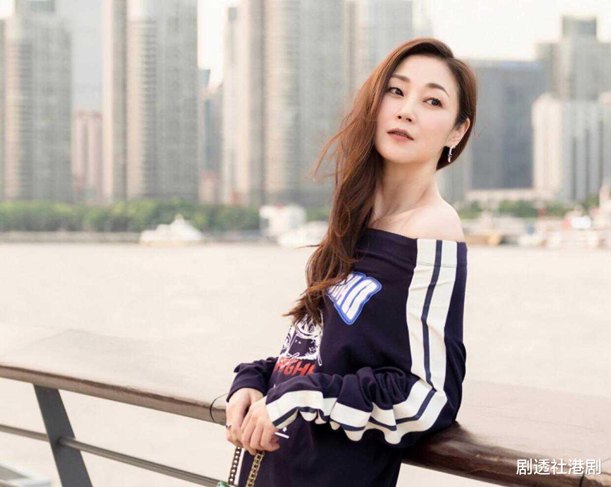 万绮雯|香港“第一美腿”真实身材曝光!穿白衬衫现曼妙身姿,小蛮腰吸睛