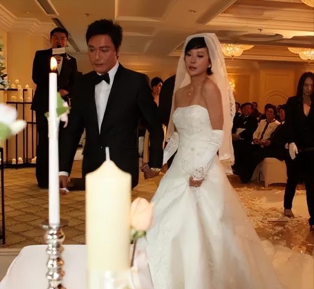 48岁苏岩2婚嫁TVB视帝,和老公前妻处成朋友,被网友吐槽像男人