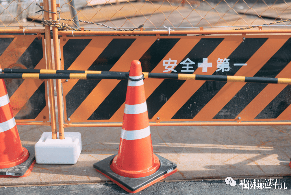 立体停车场升降台突下降,男子遭活活夹死