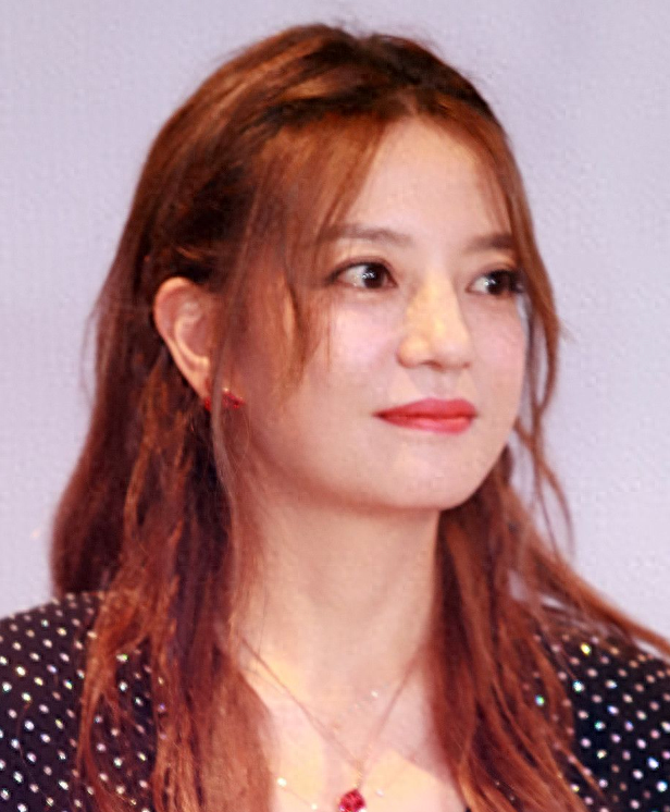 野心炸裂的赵薇消失两年后,再看她的处境,完全是自食恶果