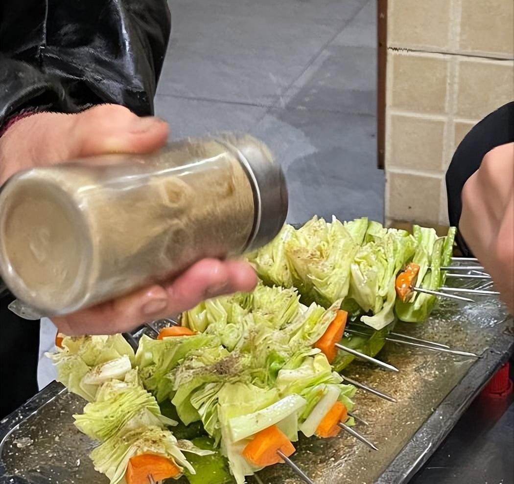 |四川小老板组团来吃淄博烧烤,看到菜单愣住了:老板是不想挣钱吗