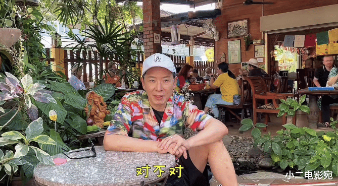 瞿颖返回泰国定居,紧搂戴军豪宅生活引热议,露美腿52岁仍未嫁