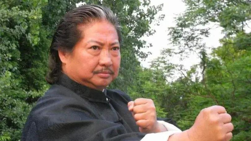 洪金宝一生就收了两个门徒，一个已经是一线巨星，另一个躺着赚钱