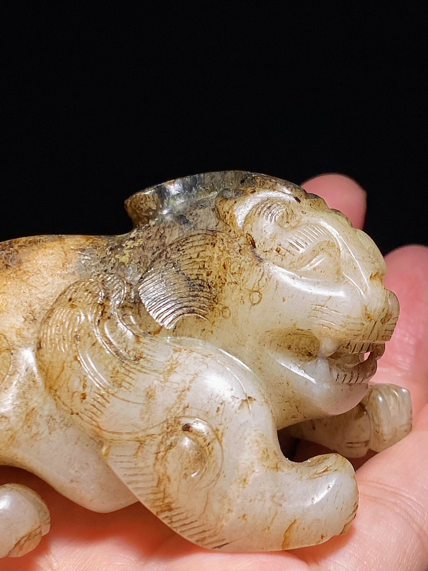 汉 和田玉籽料 白玉受沁 瑞兽 玉辟邪 摆件 把件