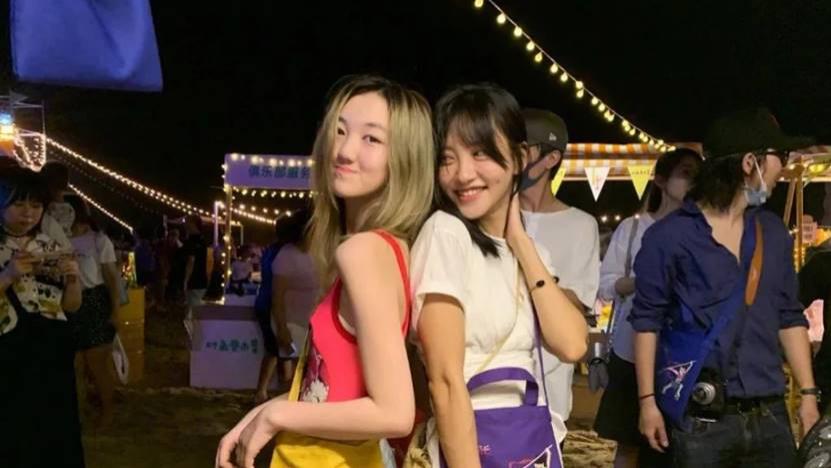 17岁李嫣近照曝光！术后修复依旧没上嘴唇，与人合照被嘲像老奶奶