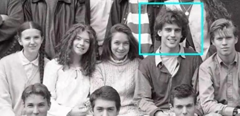 46岁的马克龙光着膀子，一脸宠溺握着70岁布丽吉特的脚脖子，好甜蜜