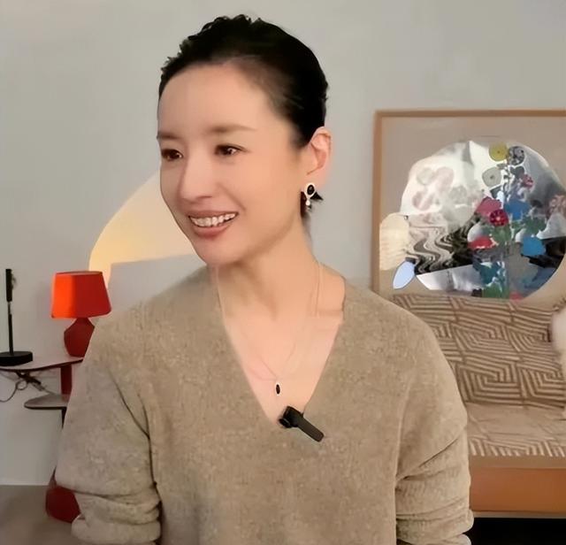 这一次,董洁的体面被“周迅”撕了个粉碎