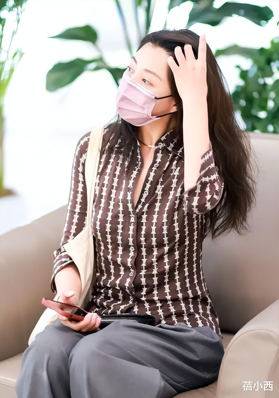 44岁殷桃带火了一种新穿法:“上身去买菜,下身去上班”,好减龄