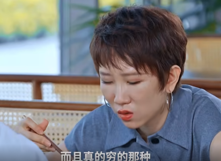 34岁女星靠自己买北京的小房子,儿女挤在一屋,叹:我老公是穷人