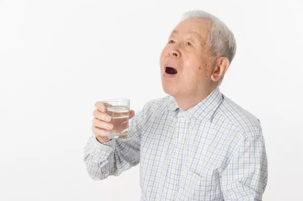 肠胃|提醒:50岁后,7个行为能避免就避免,以免“老人味”提前附上身