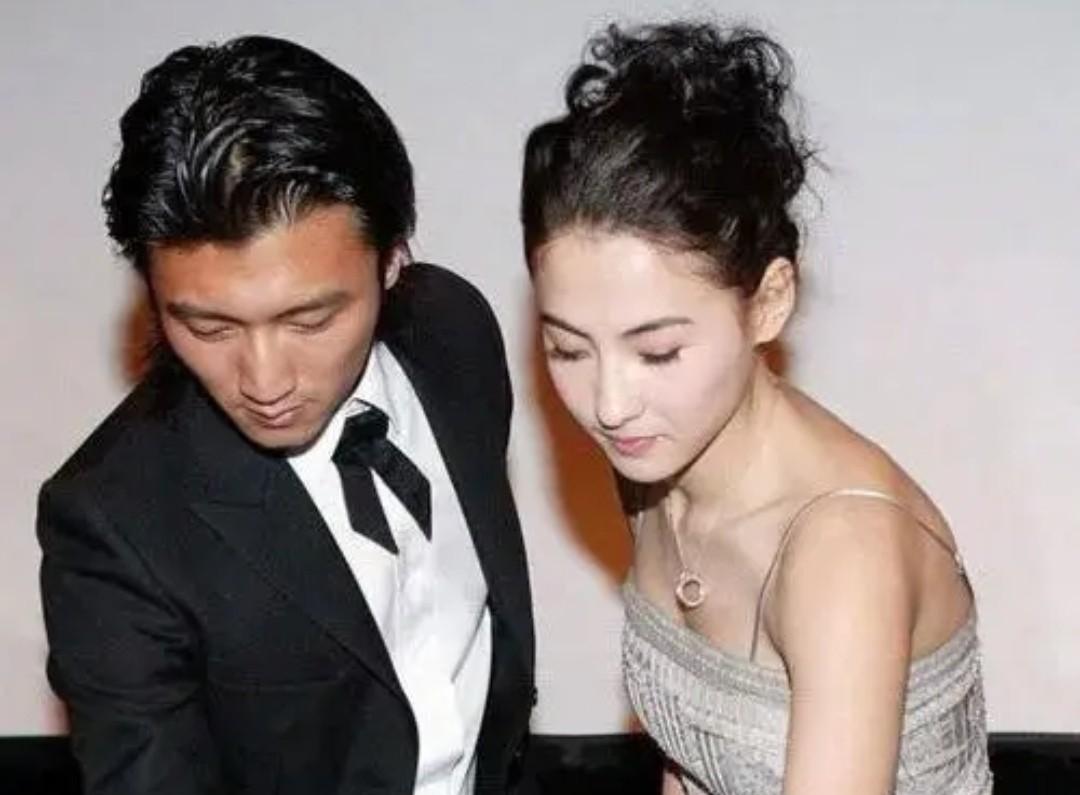 王菲|54岁王菲近照曝光，小腹隆起明显，谢霆锋疑似喜当爹