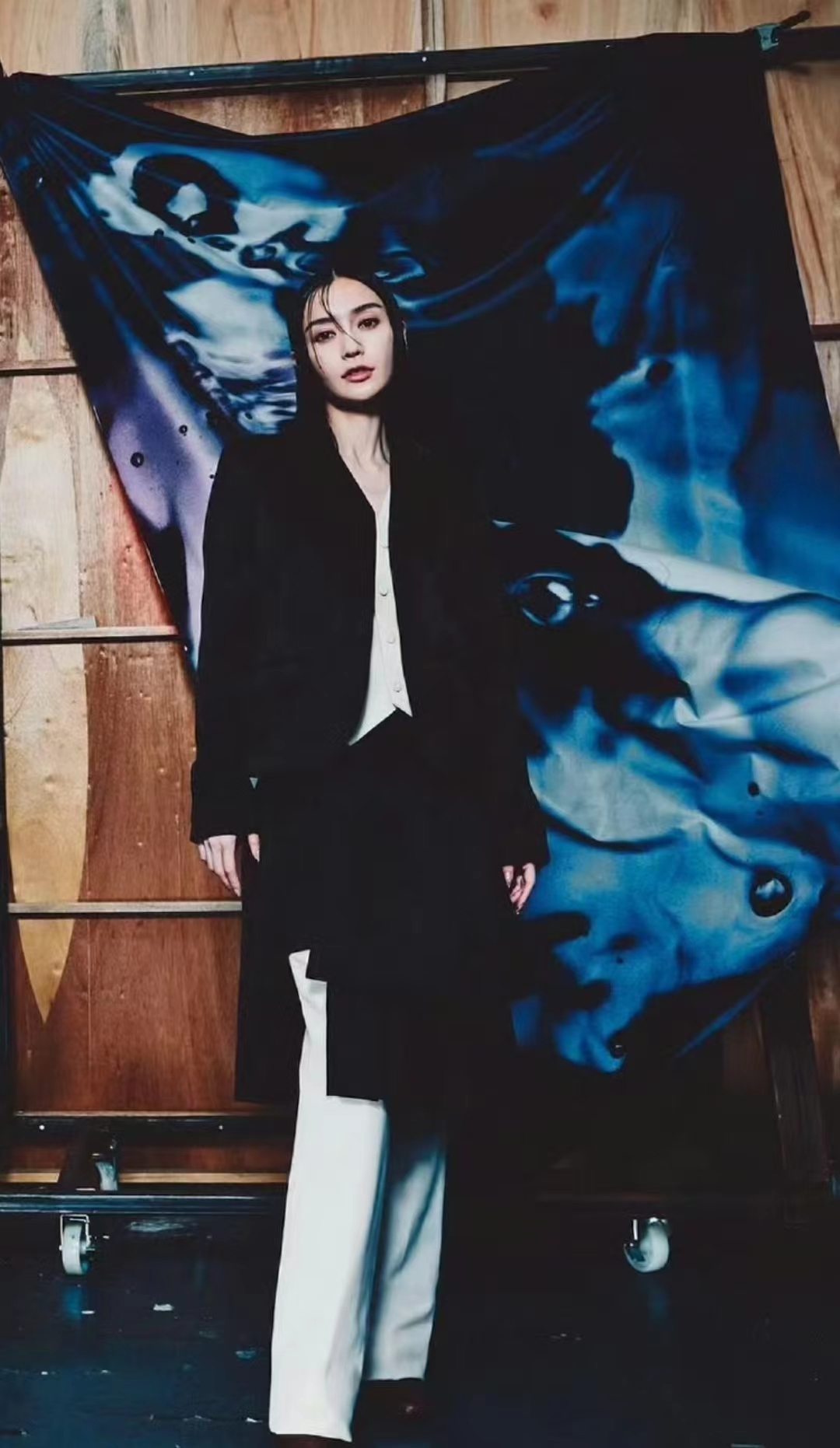 杨颖另辟蹊径海外试水，眼窝脸颊凹陷状态差，还身穿辱华品牌服饰