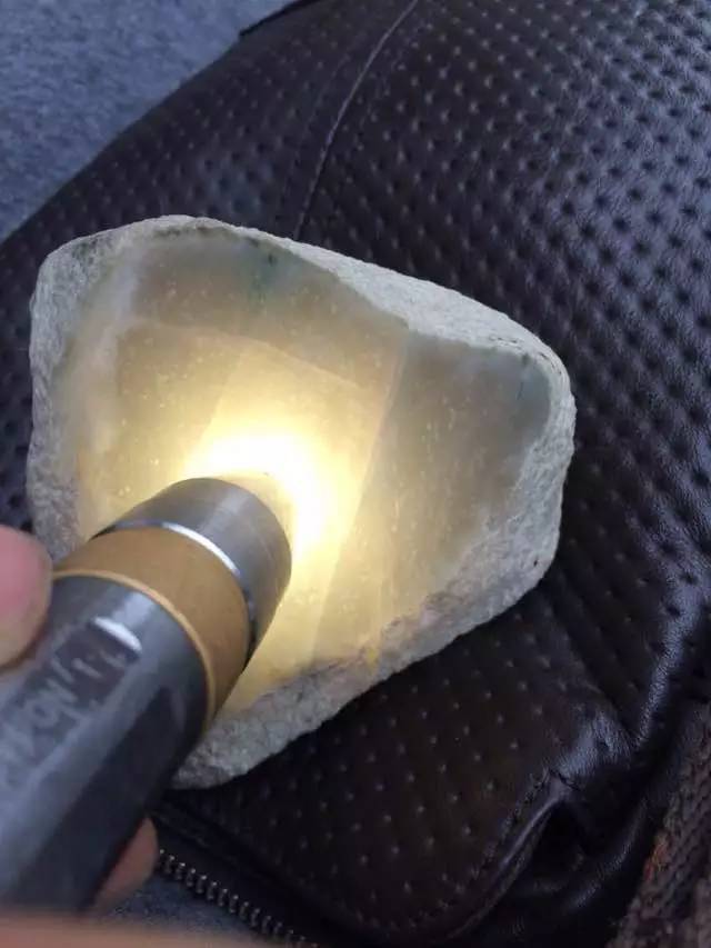 欣赏刚切开的翡翠毛料