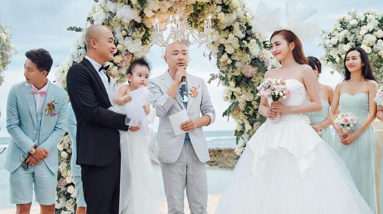 包贝尔|包贝尔晒合照辟谣,称夜会的美女是包文婧,发型身高却露了馅