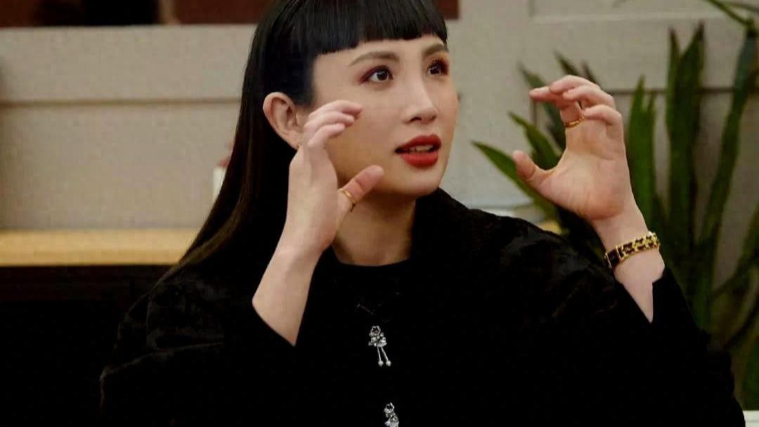 父亲是黑帮老大，自己和王心凌还是同学，40岁的她活得像个少女