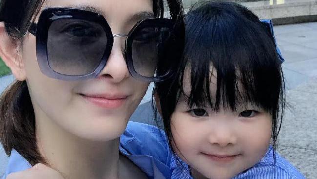 刘真7岁女儿霓霓近况：拿100分给父亲看，个性和妈妈一样要强