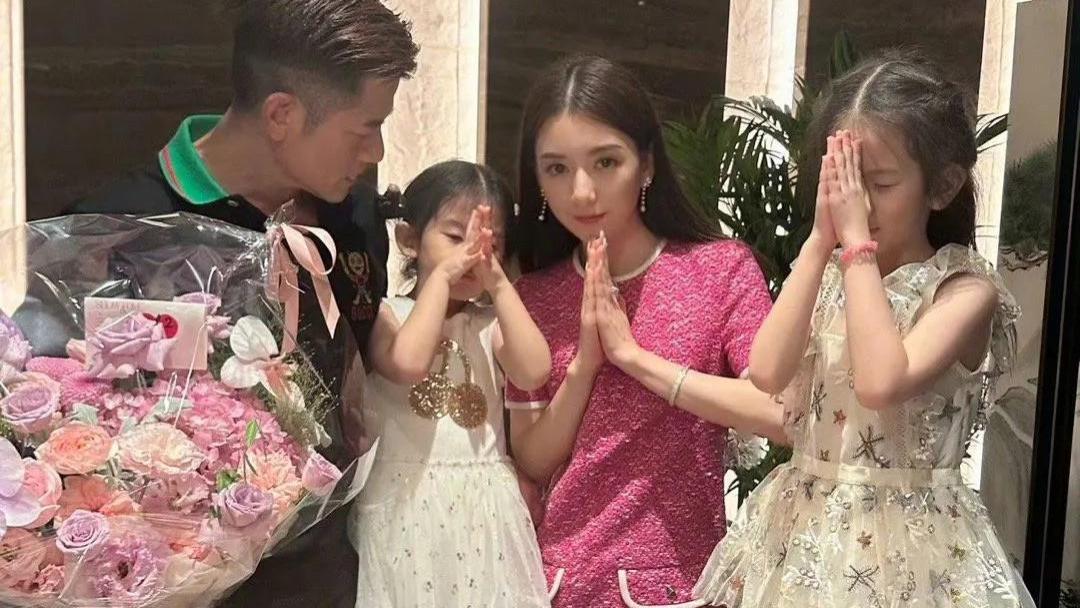 郭富城晒全家福为方媛庆生，大方送整套钻饰礼物，比心合影很恩爱