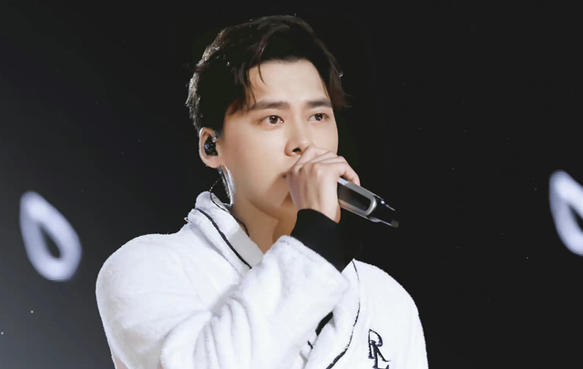 李易峰风波后首露正脸,与美女贴身合影消瘦一圈,花4千多住民宿