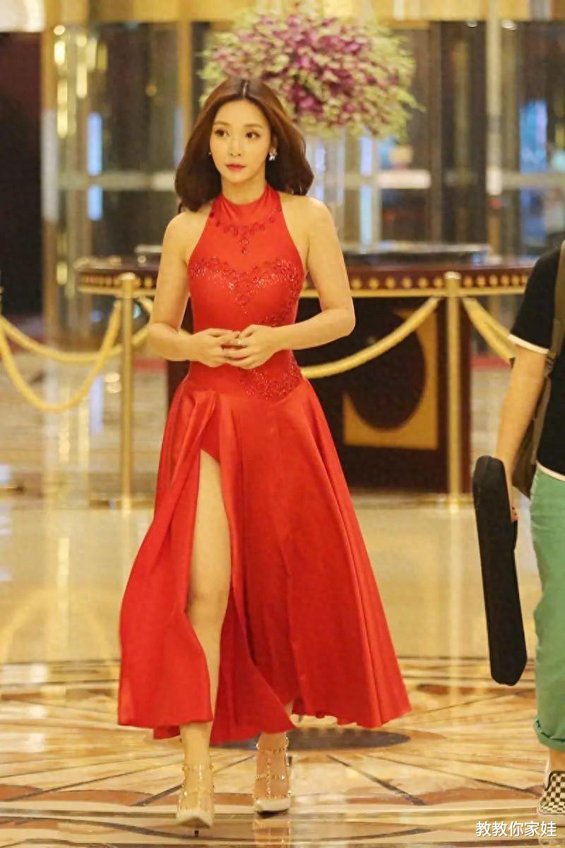 42岁柳岩为何至今没人娶?当她穿开叉裙转身那刻,网友:压力山大