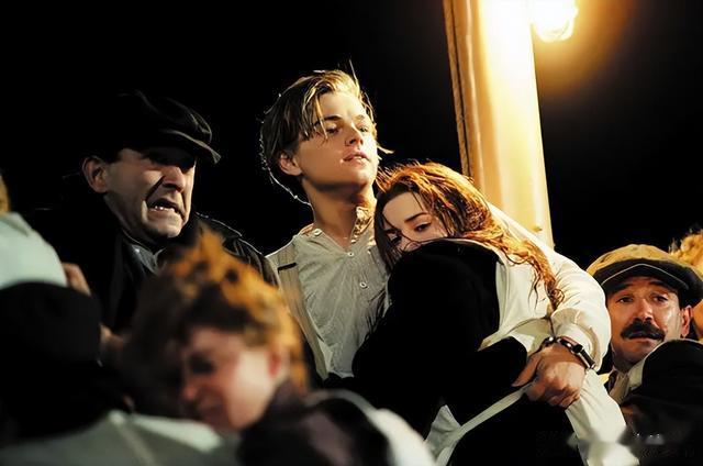 泰坦尼克号|《泰坦尼克号》重映,卡梅隆否认罗丝太肥说法:是杰克爬不上门板