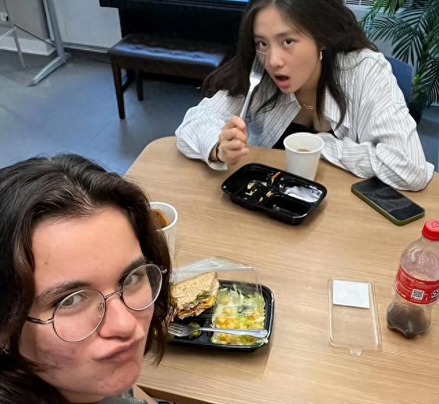 17岁黄多多近照大变样，与美国同学聚会玩乐，穿着成熟大秀身材