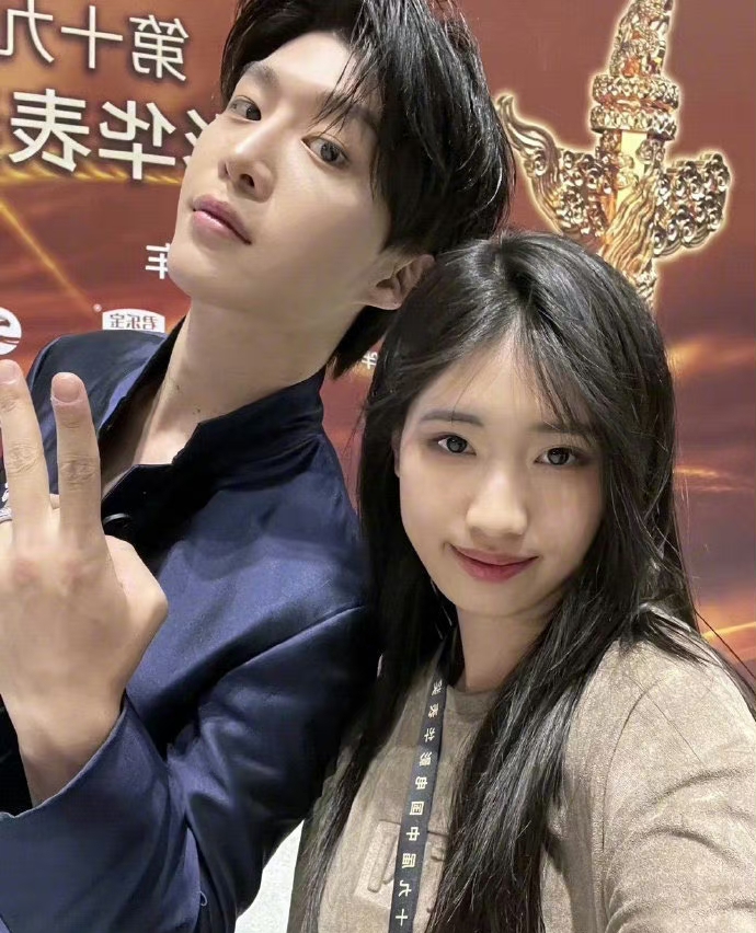 冯小刚女儿徐小朵父亲节晒父女合照,被暗讽领养,本尊霸气回怼