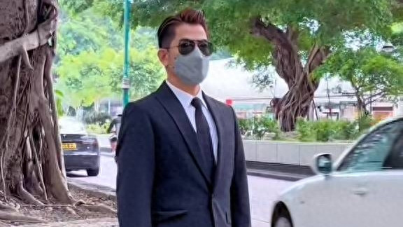 57岁郭富城呆站街边，被误认是保安，健康状态令人担忧