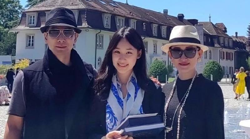 赵文卓参加女儿毕业典礼,女儿一个背包18万,学费高达1500万!