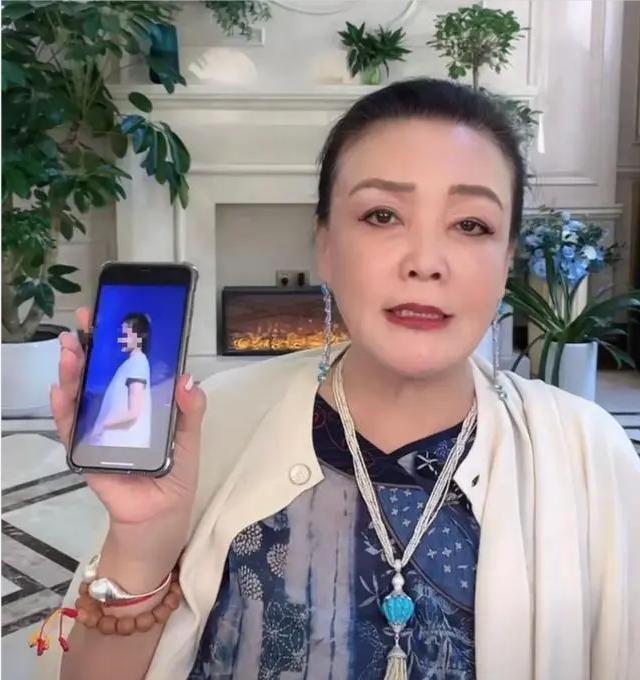 张兰晒孙子孙女游海洋馆画面,小玥儿穿新衣服很漂亮,S妈也来了