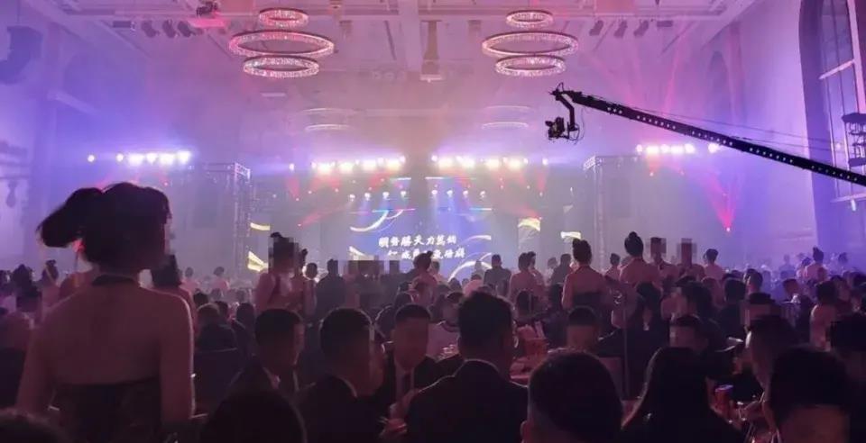 台湾|太张狂！台湾黑帮办春酒6位艺人助阵，知名演员歌手夫妇捧场