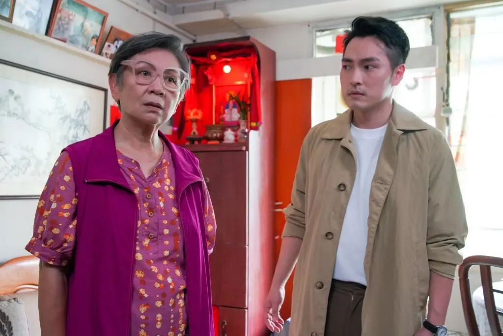 新闻女王最惊艳配角！现实中竟是学霸理疗师，拉高佘诗曼表演层次