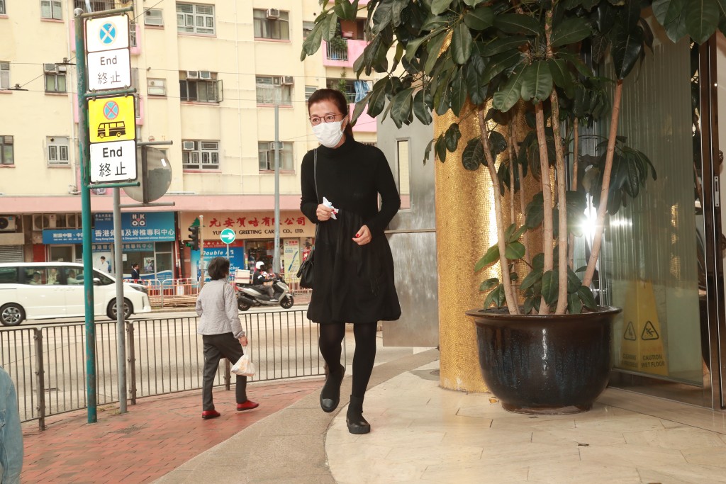 刘德华捧遗照送父亲火化,鞠躬致谢护妻女离开,姐弟六人齐聚