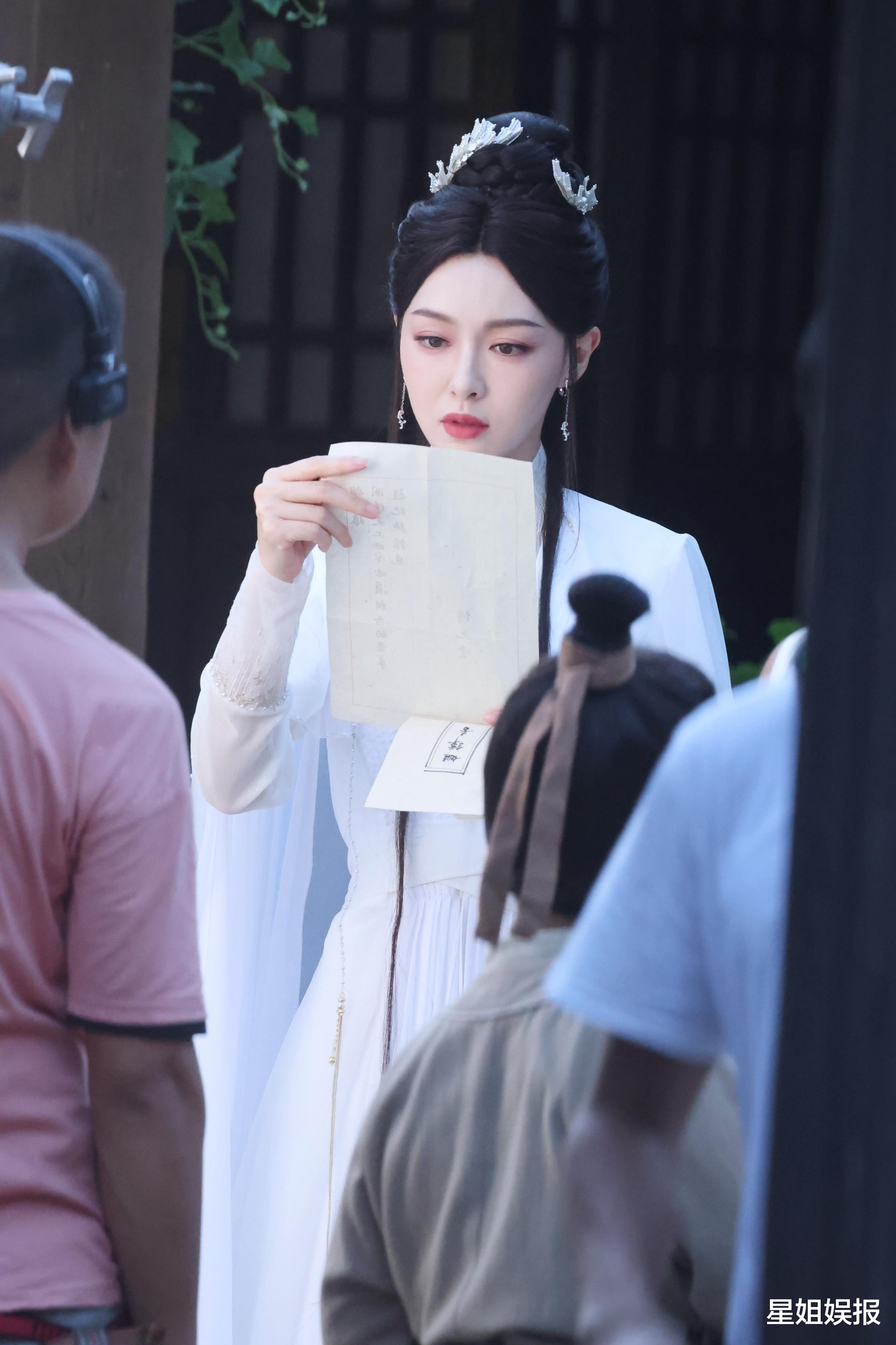 唐嫣《念无双》最新路透!状态不佳法令纹明显,造型还是中分高盘发