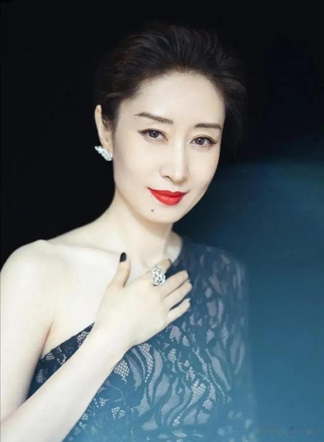 刘敏涛|46岁刘敏涛,人到中年华丽转身迎来事业巅峰