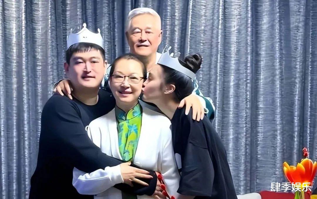 赵本山|赵本山女儿球球曝父亲身体出问题，频繁抽筋拒绝治疗，春晚还行吗