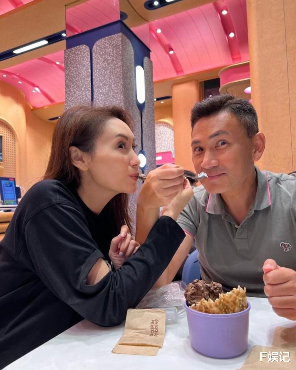 郭可盈林文龙为了让女儿学跳舞一起去外国 与女儿拿6位数名包逛街