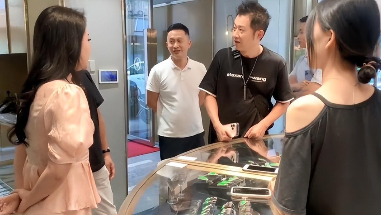 任泉退圈后现身珠宝店，看翡翠获贵宾待遇，价值6.5亿只看不买