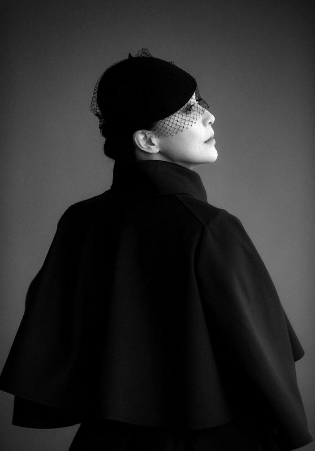 礼服 53岁刘嘉玲蛮拼的,剪短发穿礼服很减龄,但发福腰部暴露老态