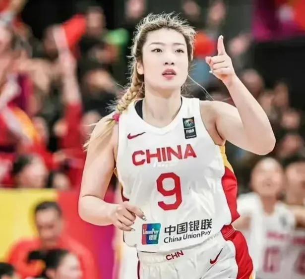 中国女篮 中国女篮唯一一个“全妆”上阵的队员!染发、化妆、美甲彰显个性
