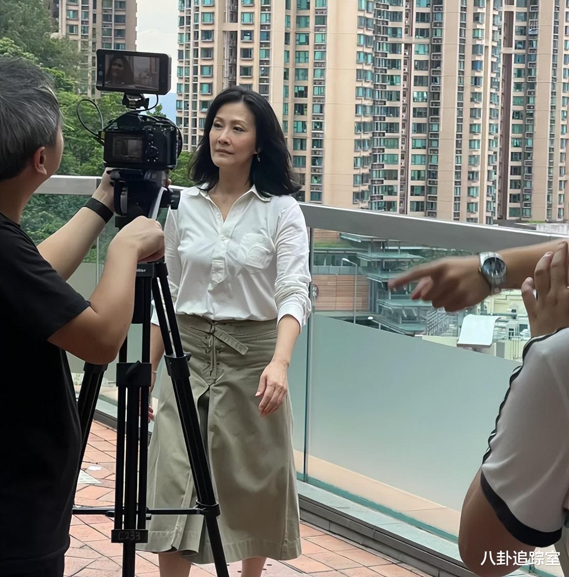 52岁港星陈慧珊现身大学,皮肤松垮身材发福似大妈,被指面带苦相