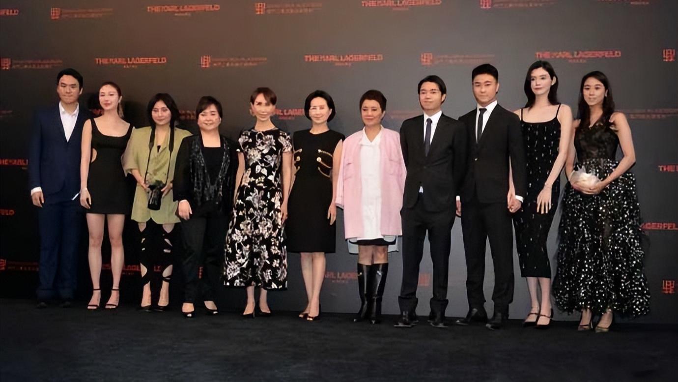 |赌王家族大合照，奚梦瑶以及何超云未婚夫出席，窦骁没有现身