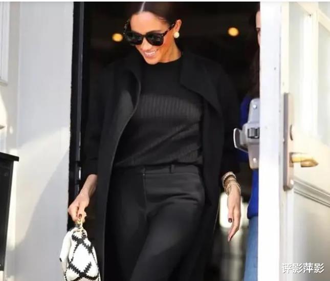 欧美明星|阿奇被尊为王子后初亮相,呆萌模样坐自行车,梅根忙着显摆没露面