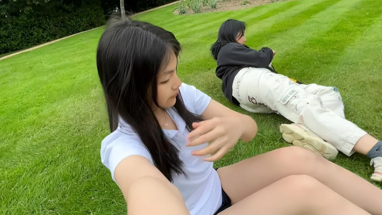 张颂文|13岁王诗龄高调炫富，带同学买奢侈包，作业全是英文字体板正