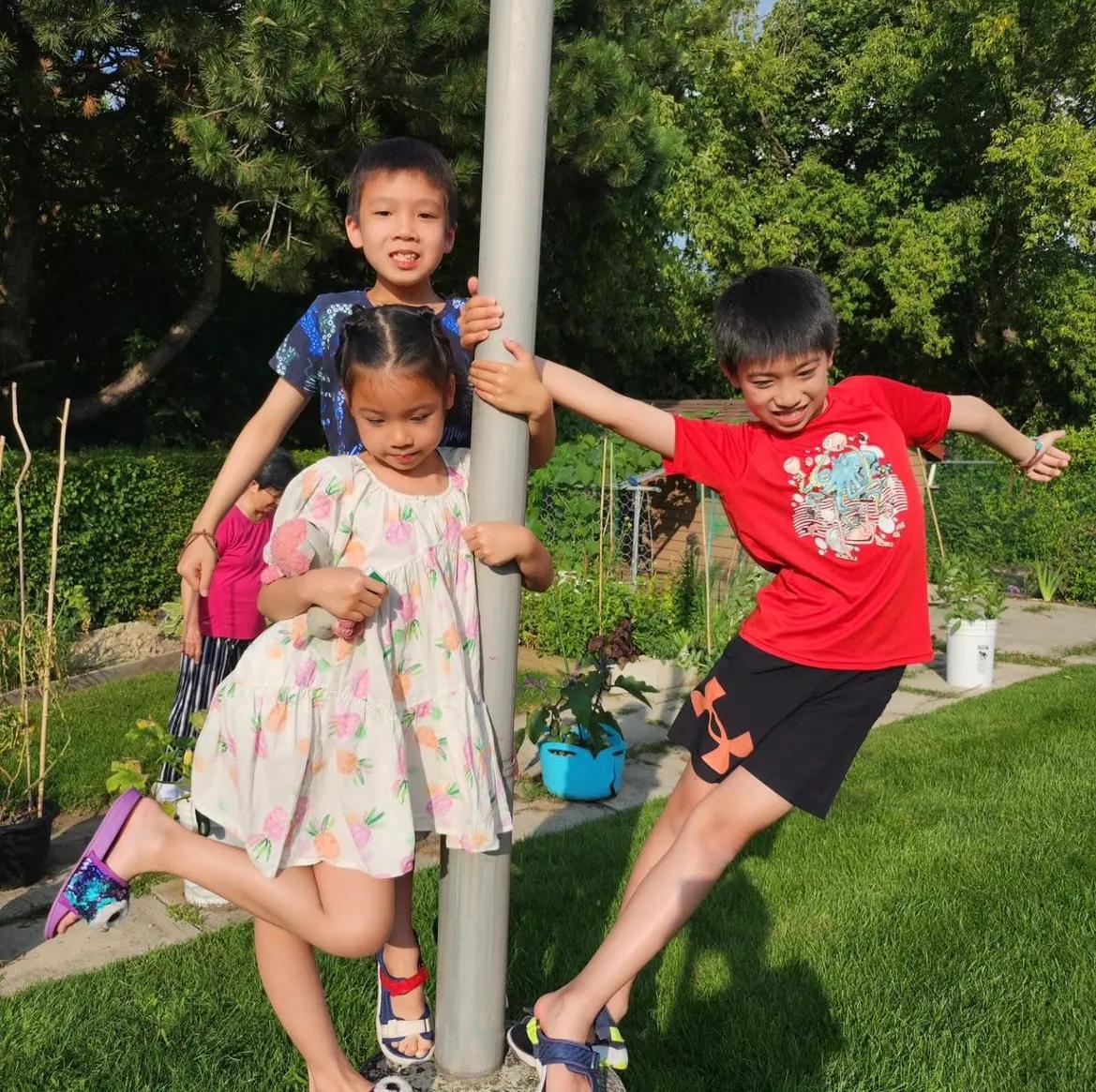 陈茵媺独自带3个子女回娘家探亲，母子四人假期游玩相当欢乐