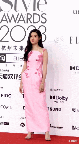 ELLE风尚大典红毯:热巴造型被指模仿,娜扎全场最佳,杨紫礼服逊色