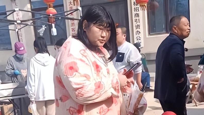 大衣哥女儿又胖了，穿睡衣上街买烤串，头发油腻没有打理