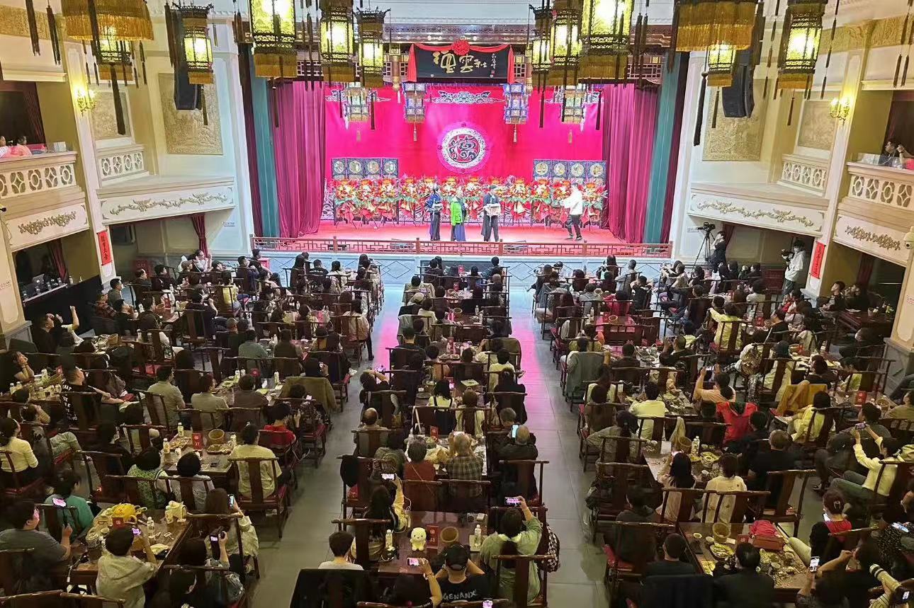 李亚鹏|郭德纲老婆演出，染绿头发容貌大变，郭麒麟忙叫妈弯腰递水显谦卑