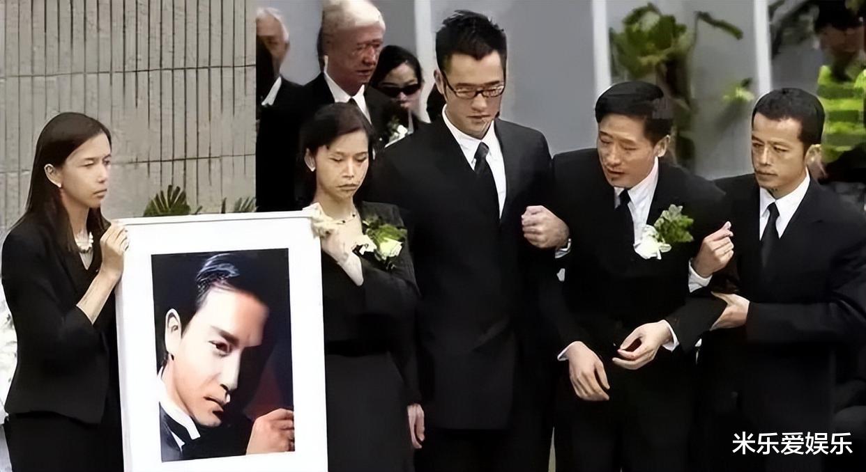 当年,张国荣的遗体被火化,5分钟化为灰烬,唐鹤德哭得像孩子